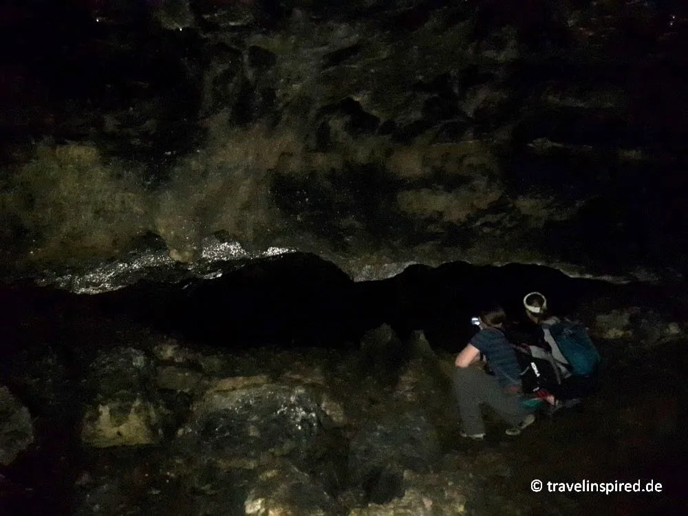 Höhlenforscherin erkundet das Innere der Geislochhöhle im Nürnberger Land