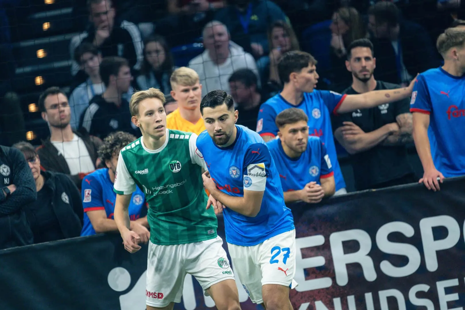 Holstein Kiel U23 Spieler beraten sich während einer Spielpause beim Hallenmasters
