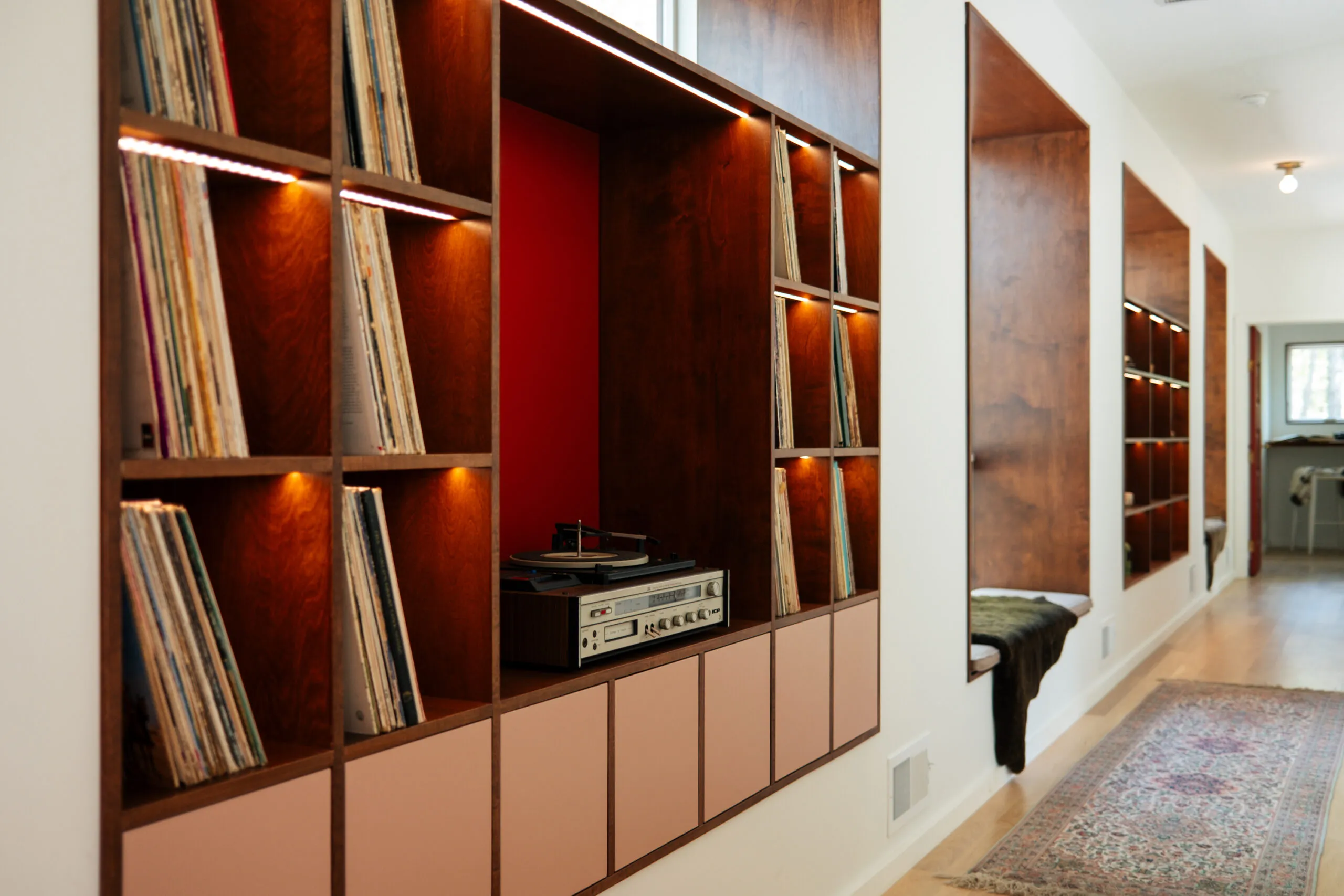 Holzfass-Sauna im Freien inmitten grüner Natur