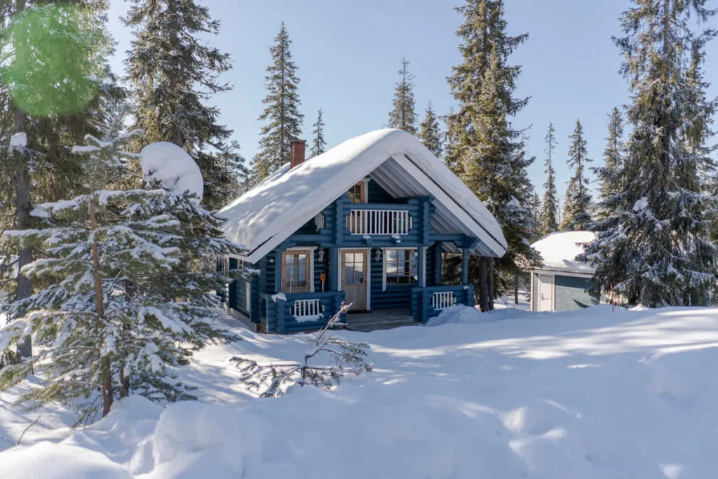 Holzhütte Winterurlaub Lappland