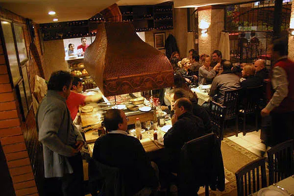 Holzkohlegrill in Zubeyir's Ocakbaşı in Istanbul Beyoğlu