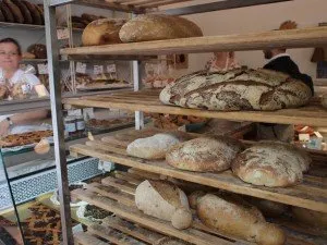 Holzofenbrot im Regal