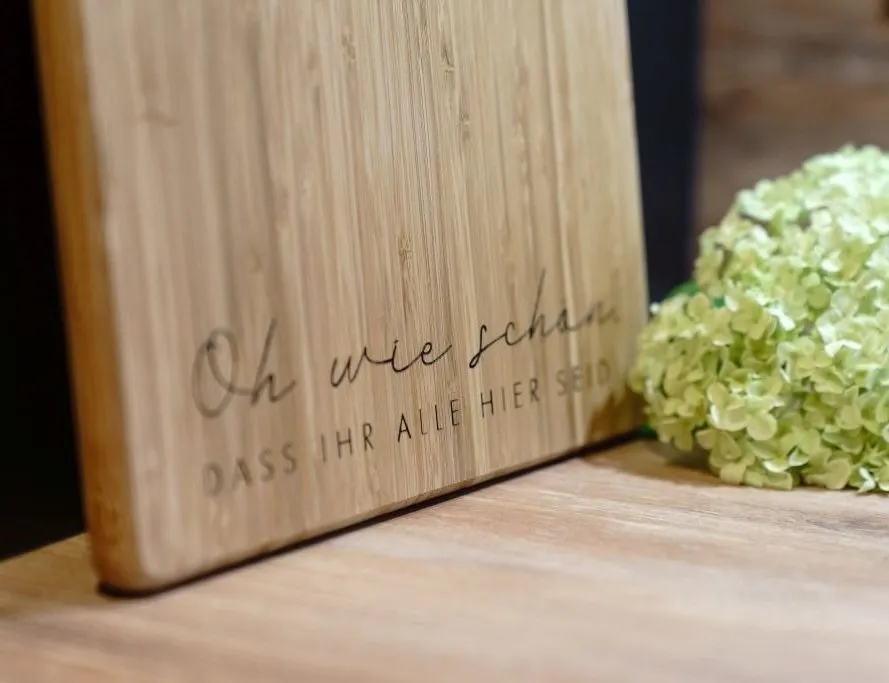 Holzschild mit Aufschrift des Baumhaushotels