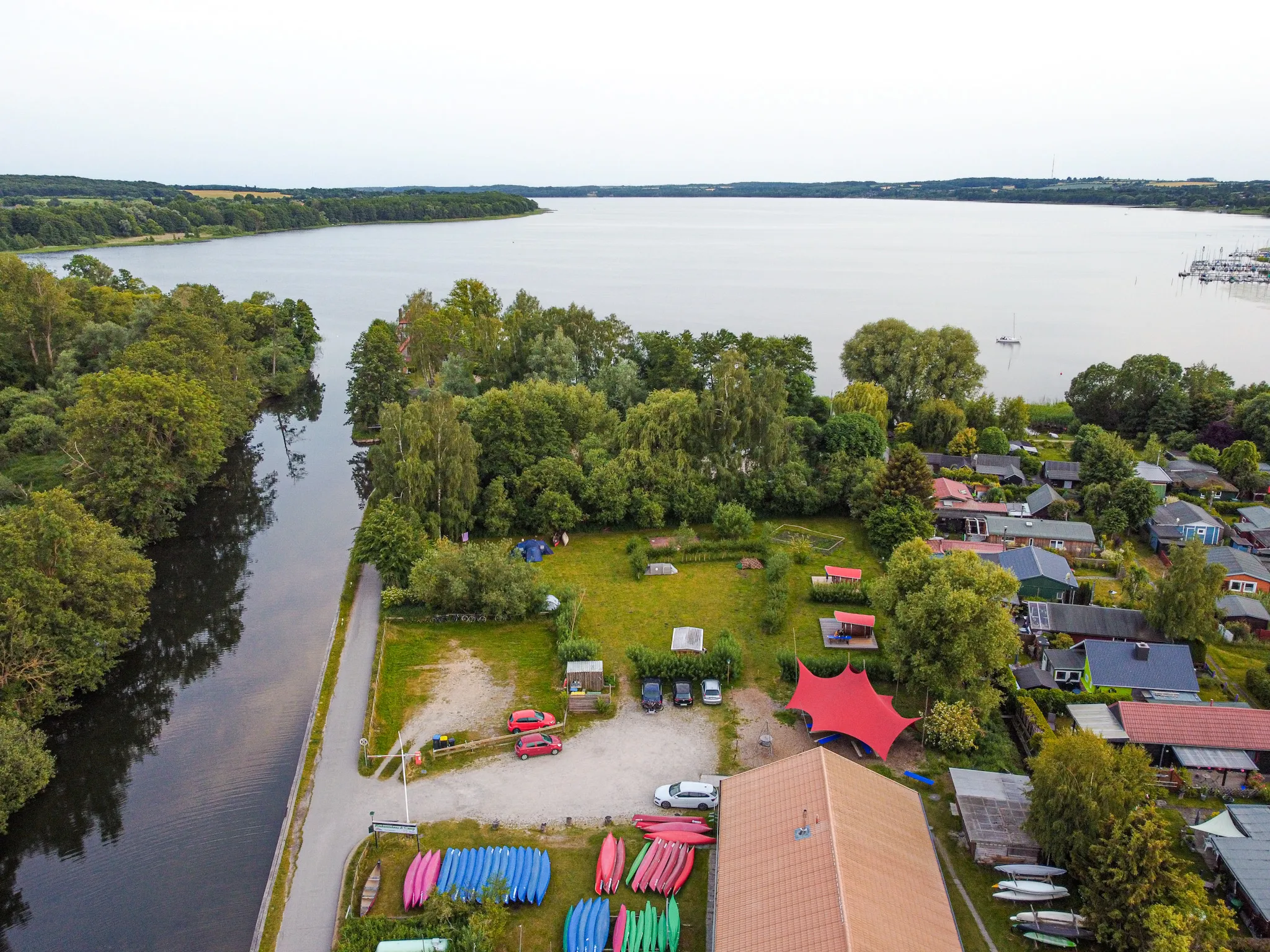 Holzterrasse am Camping-Fass mit Sitzgelegenheiten für entspannte Abende