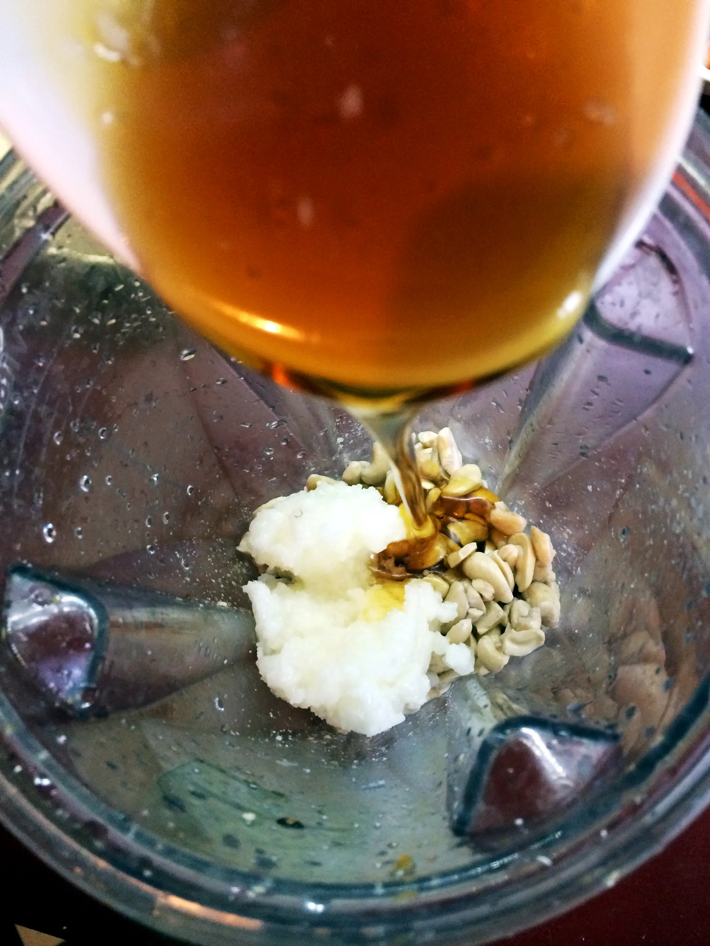 Homogene und pinkfarbene Cashew-Creme, bereit für den Himbeer-Kuchen ohne Mehl und Zucker