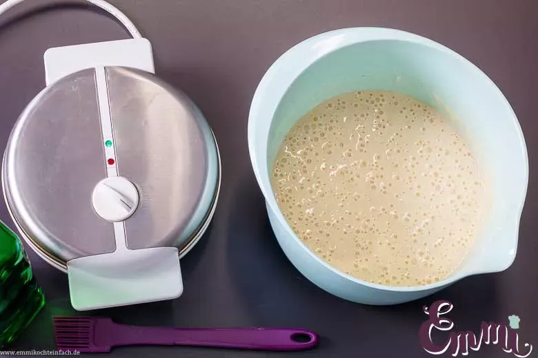 Homogener, glatter Waffelteig wird mit einem Handmixer zubereitet.