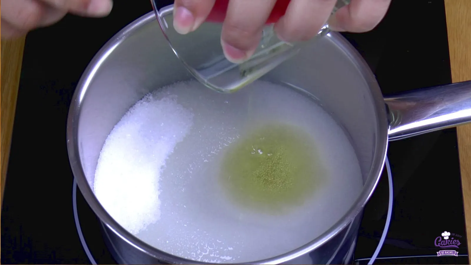 Honig wird hinzugefügt