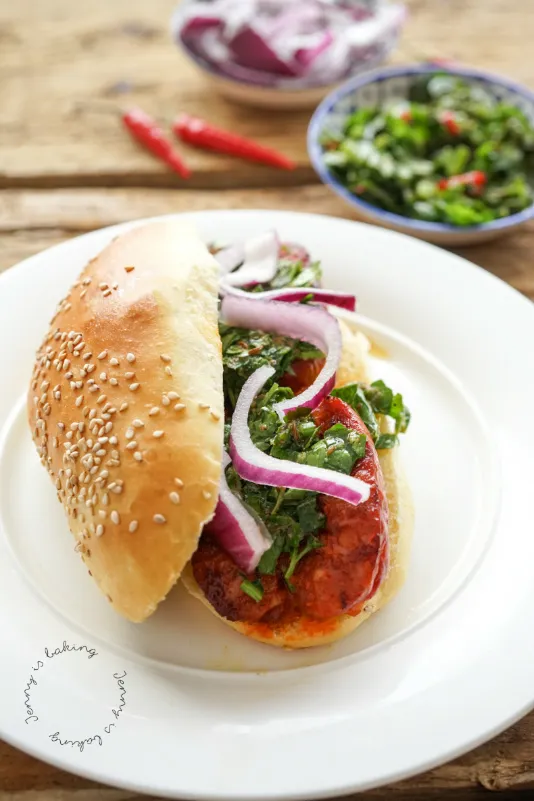 Hot Dog Brötchen bereit zum Füllen mit Wurst und Sauce