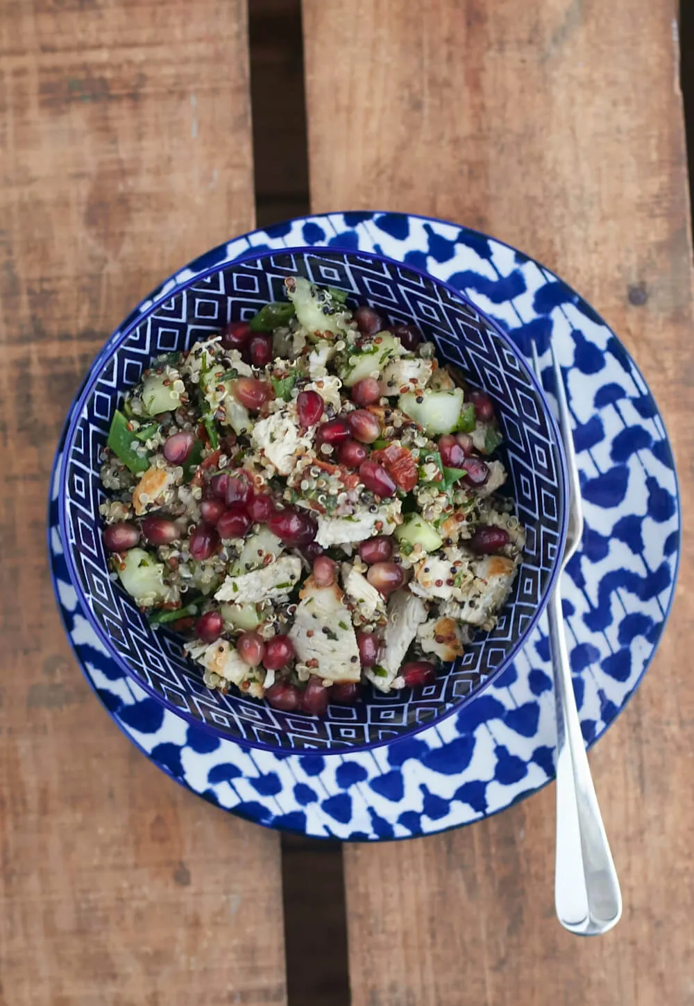 Hühnchen-Quinoa-Salat mit gegrilltem Hähnchen als nahrhafte Mahlzeit