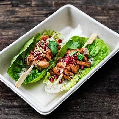 Hummus-Platte mit Olivenöl und frischem Brot