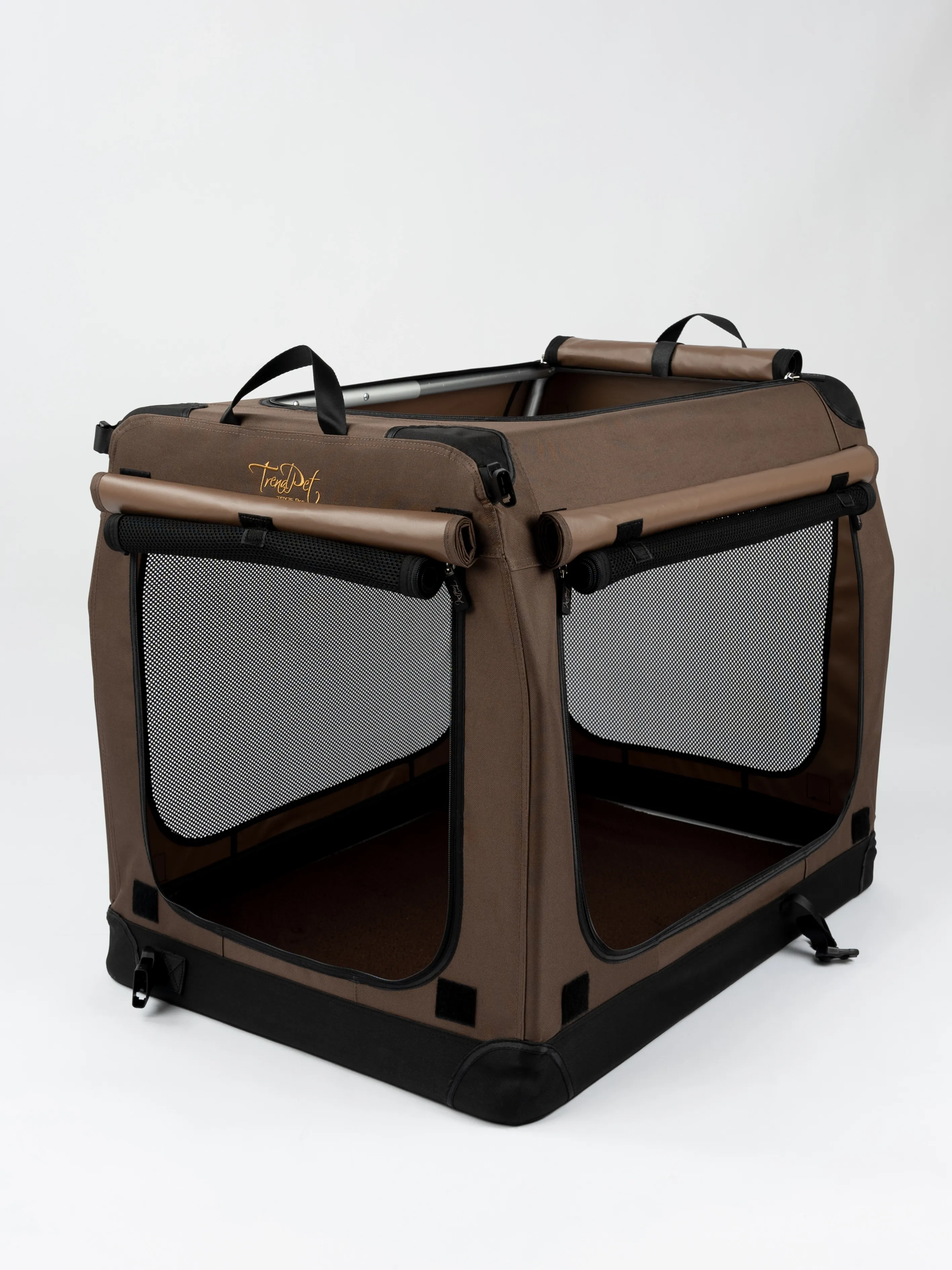 Hund schaut aus einer faltbaren Hundebox TPX-Pro mit stabilem Aluminiumrahmen hervor