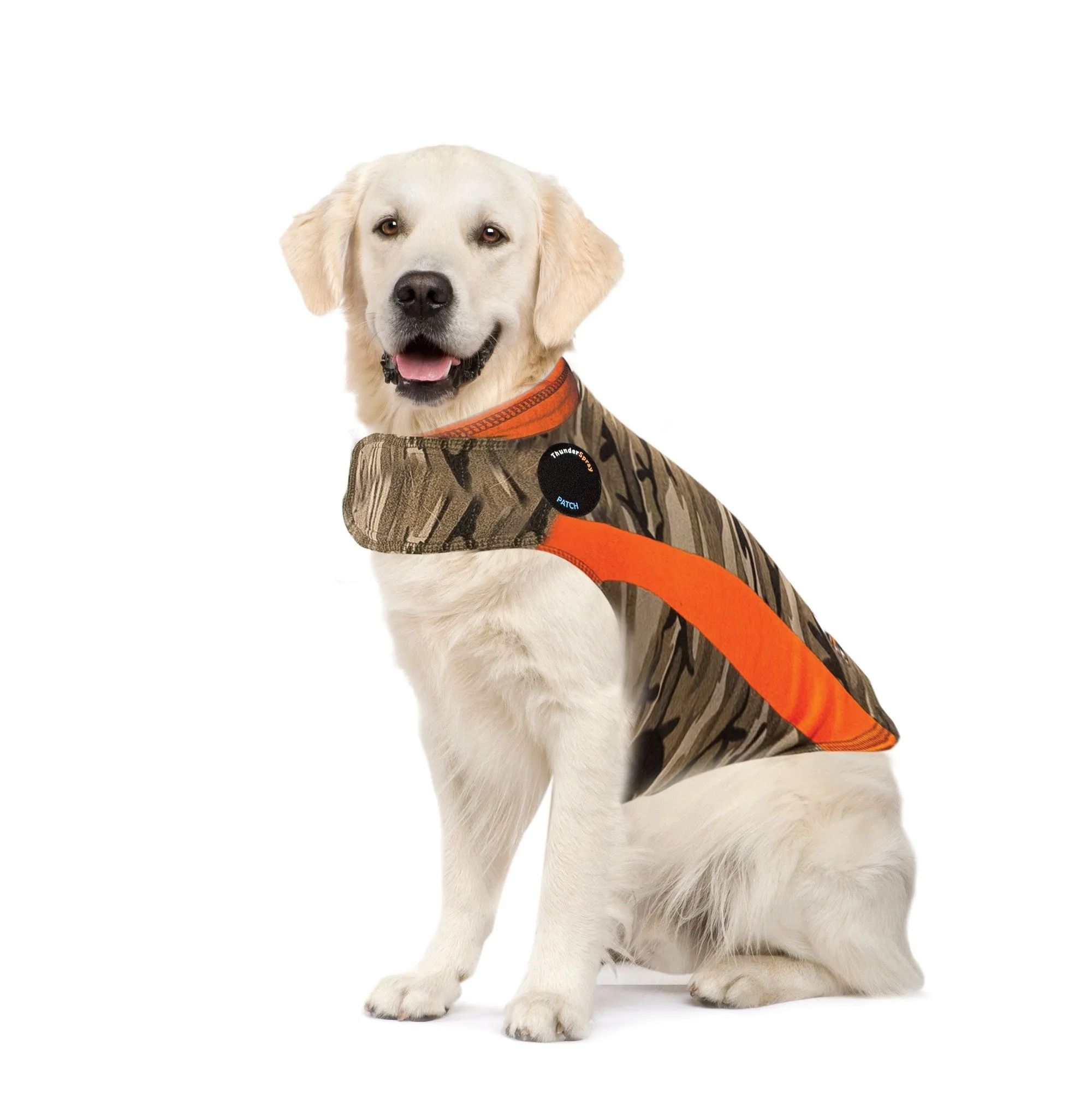 Hund trägt ein Thundershirt im Camo-Polo-Design in Größe XL