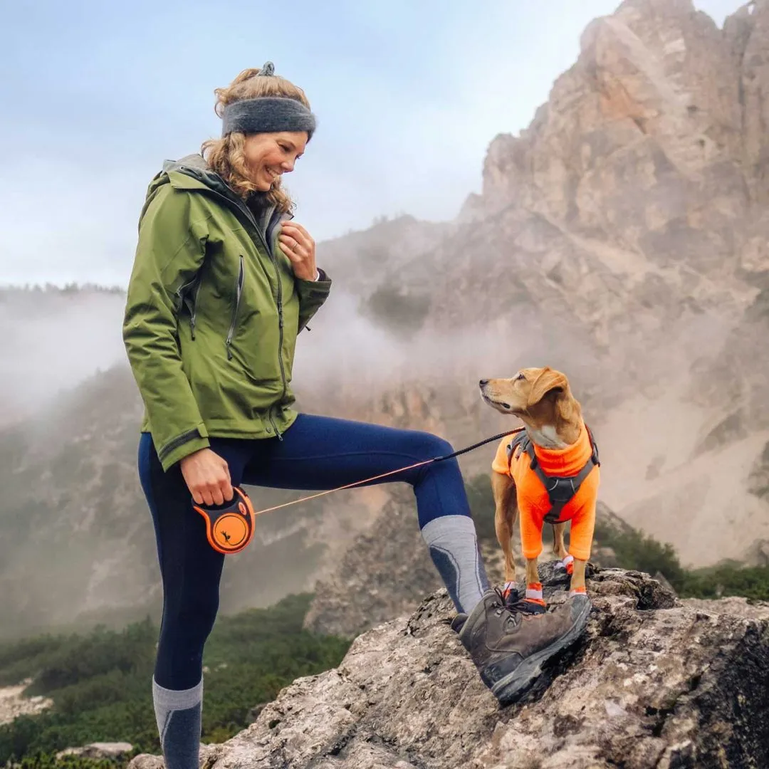 Hundeführerin mit Retriever und flexi Rollleine in der Natur