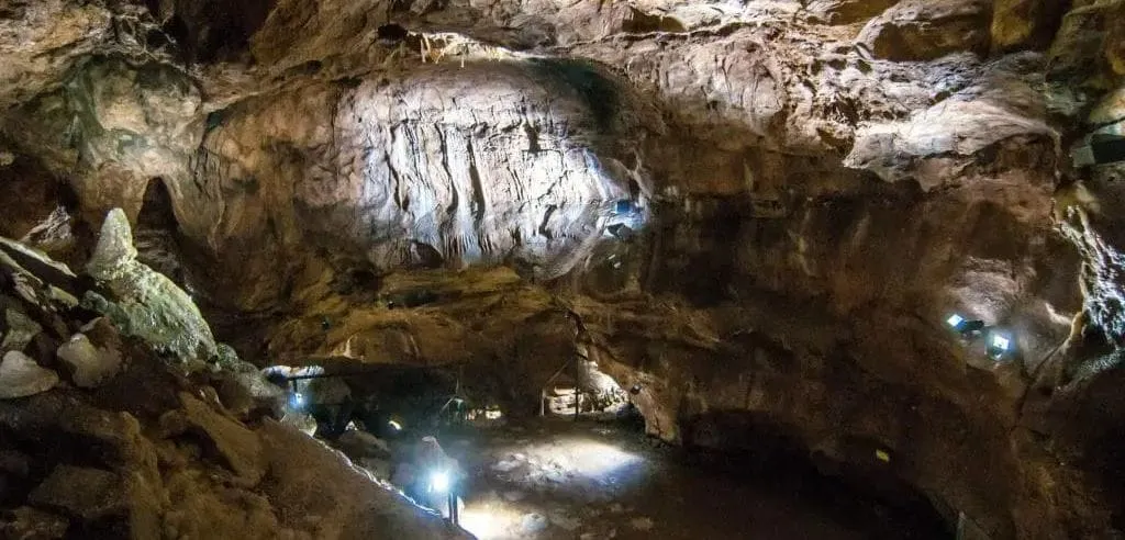 Iberger Tropfsteinhöhle im Harz, mit beeindruckenden Stalaktiten und Stalagmiten