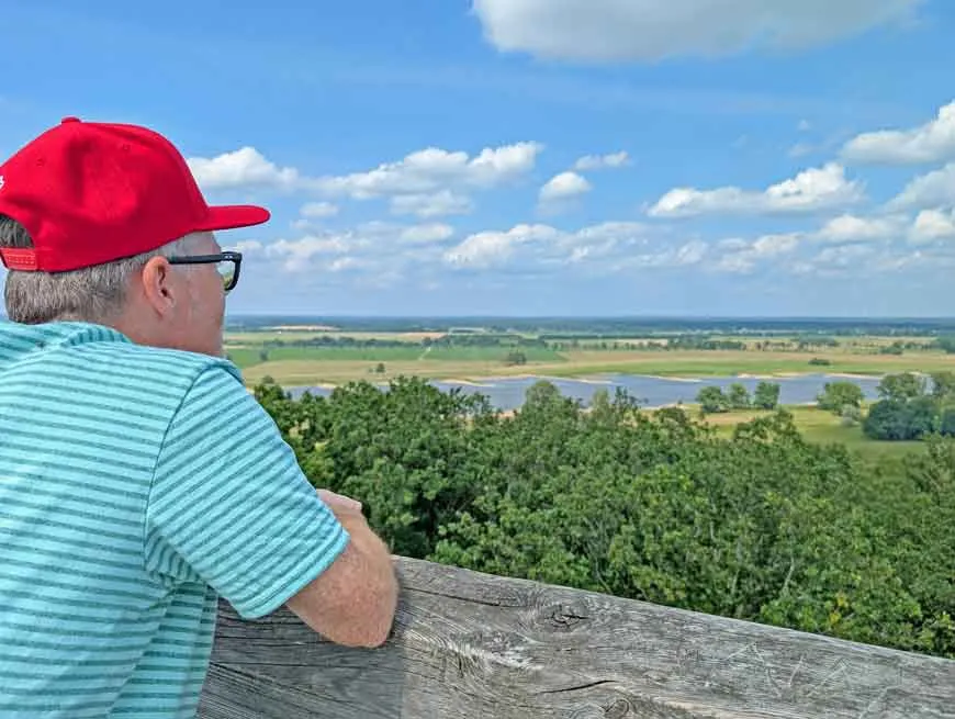 Idyllische Aussicht von der Schwedenschanze, inklusive altem DDR-Wachturm am Horizont