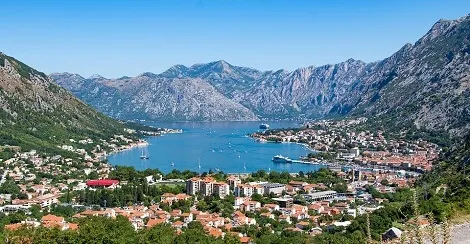 Idyllische Bucht in Montenegro mit Felsküste und blauem Wasser, ein Geheimtipp für studentische Budgets
