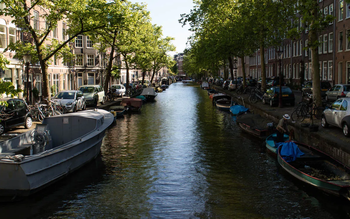 Idyllische Grachtentour in Amsterdam, die perfekte Art, die charmante Kanalstadt im Mai zu erkunden.