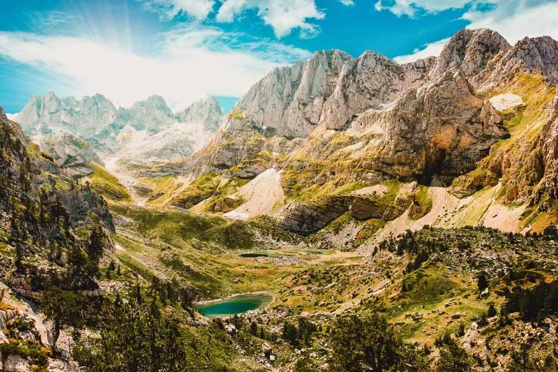 Idyllische Küste Albaniens mit türkisblauem Meer und Felsen im warmen Augustlicht