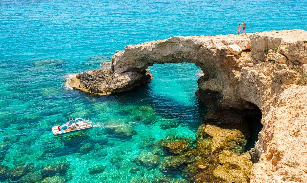 Idyllische Küstenlandschaft auf Zypern mit Blick auf das Meer und Felsformationen