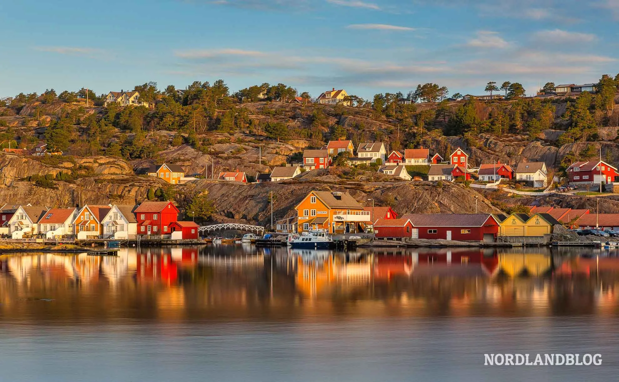 Idyllische Südküste Norwegens im Abendlicht, ein Highlight für Ihre Südnorwegen-Reise