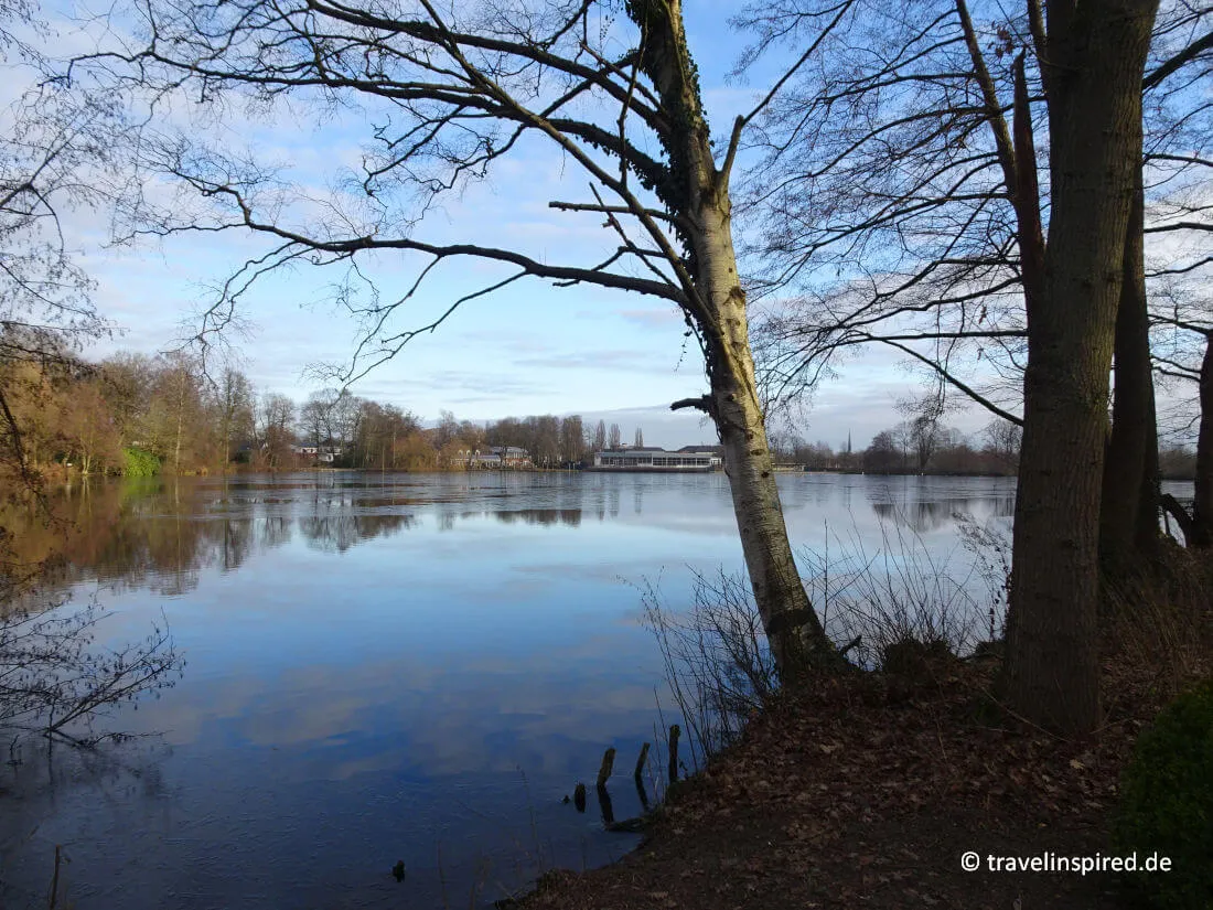 Idyllischer Blick vom Rantzauer See auf die historische Schlossinsel Barmstedt, ein charmantes Ziel für Tagesausflüge in Norddeutschland.