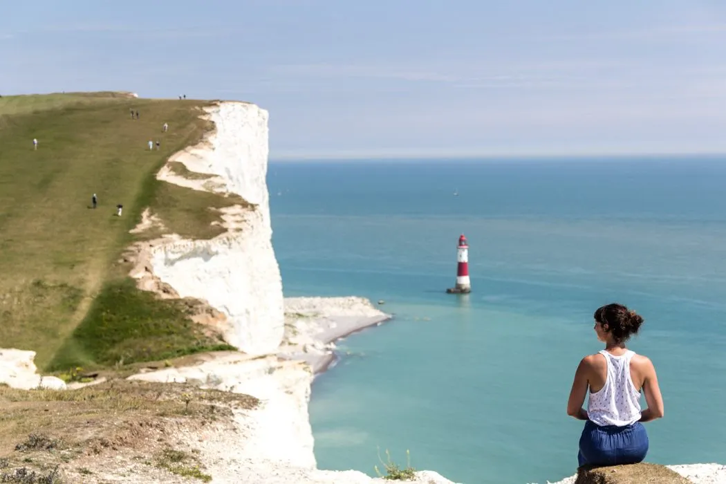 Idyllischer Pfad entlang der Seven Sisters Klippen