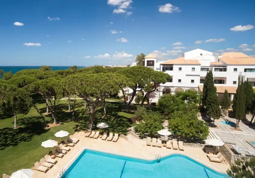 Idyllischer Poolbereich des Pine Cliffs Resort an der Algarve, Familienurlaub im Oktober