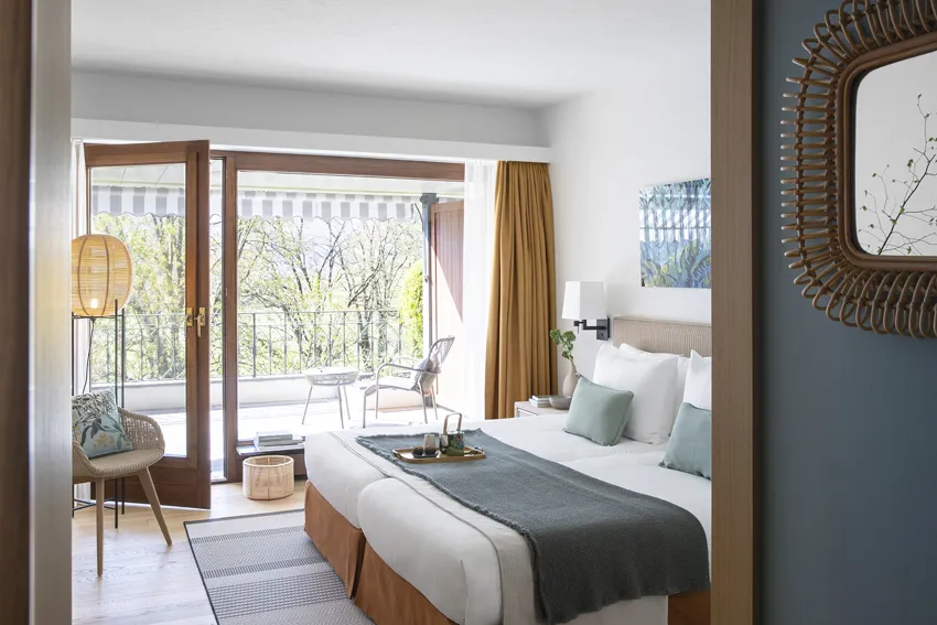 Idyllischer Privatstrand &quot;La Spiaggia&quot; des Castello del Sole mit Sonnenschirmen und Blick auf den Lago Maggiore