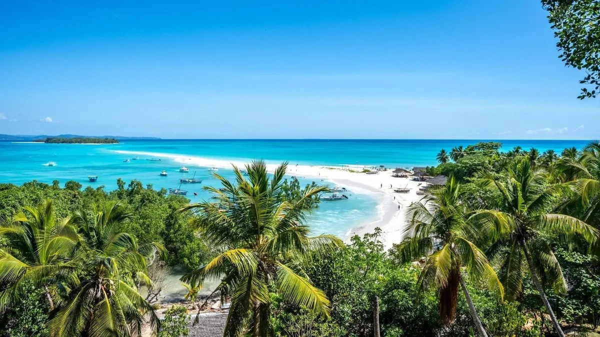 Idyllischer Sandstrand und türkisblaues Meer im Indischen Ozean, ein Ziel der Mein Schiff Flotte.
