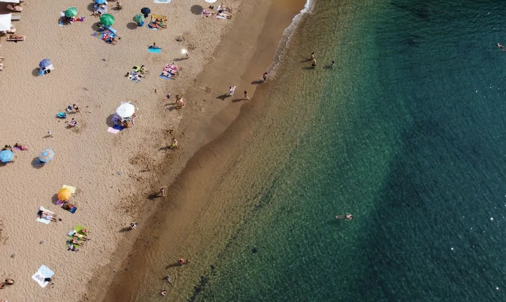 Idyllischer Strand auf den Kanarischen Inseln mit milden Temperaturen im Winter