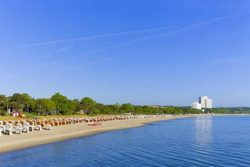 Idyllischer Strand in der Lübecker Bucht mit Strandkörben