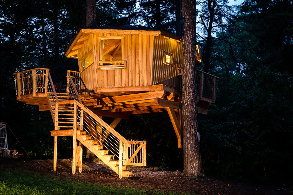 Idyllisches Baumhaus in Cuxhaven, umgeben von Natur, ideal für eine außergewöhnliche Übernachtung