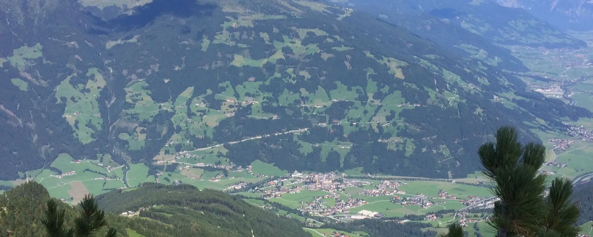 Idyllisches Bergpanorama mit tiefem Talblick, Synonym für die Ruhe und Erholung eines exklusiven Aufenthaltes.