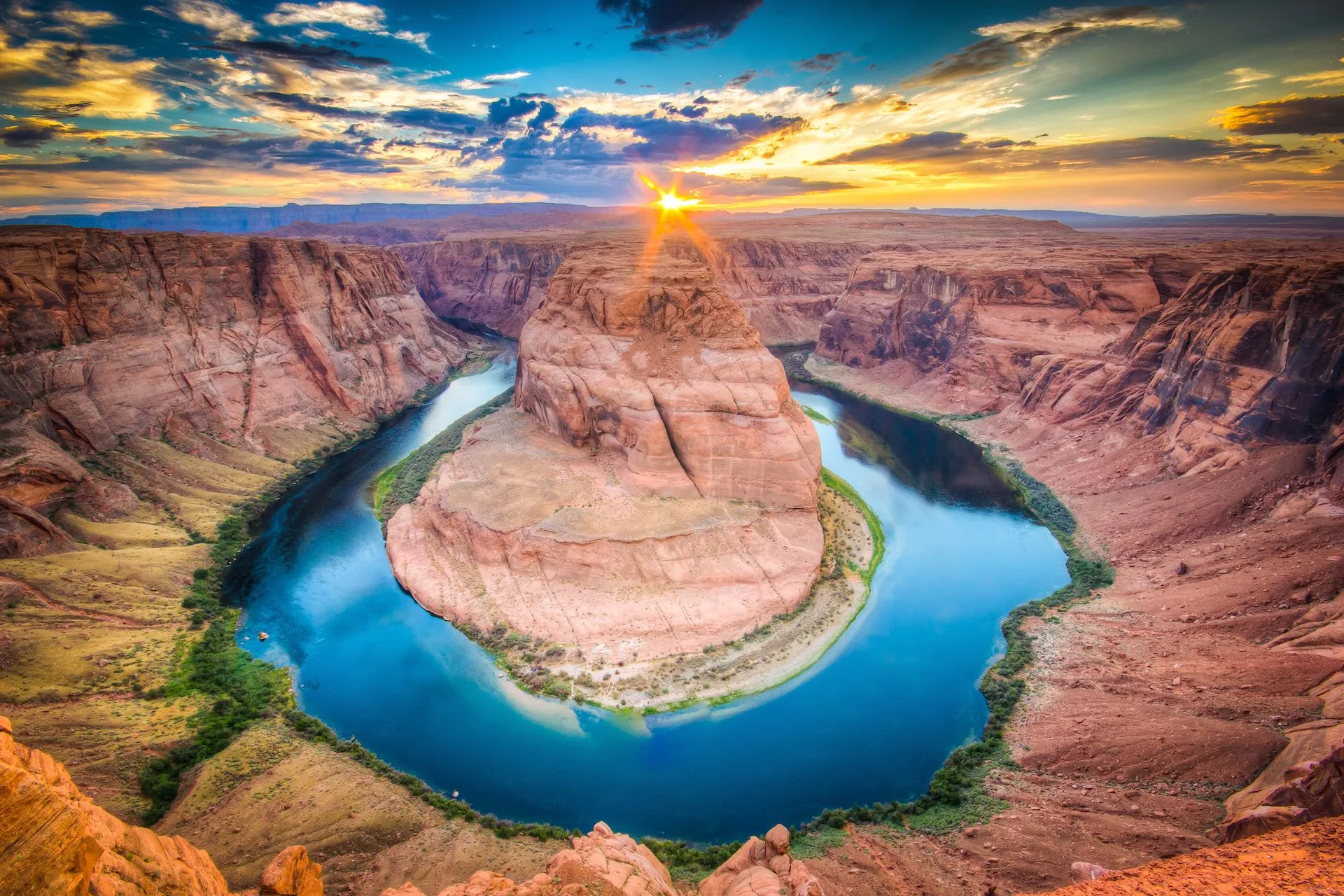 Ikonischer Horseshoe Bend im Grand Canyon, USA, mit dem Colorado River in einer engen Schleife