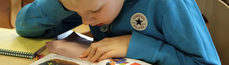 Illustration einer Schülerin, die in der Grundschule eine Buchvorstellung hält.