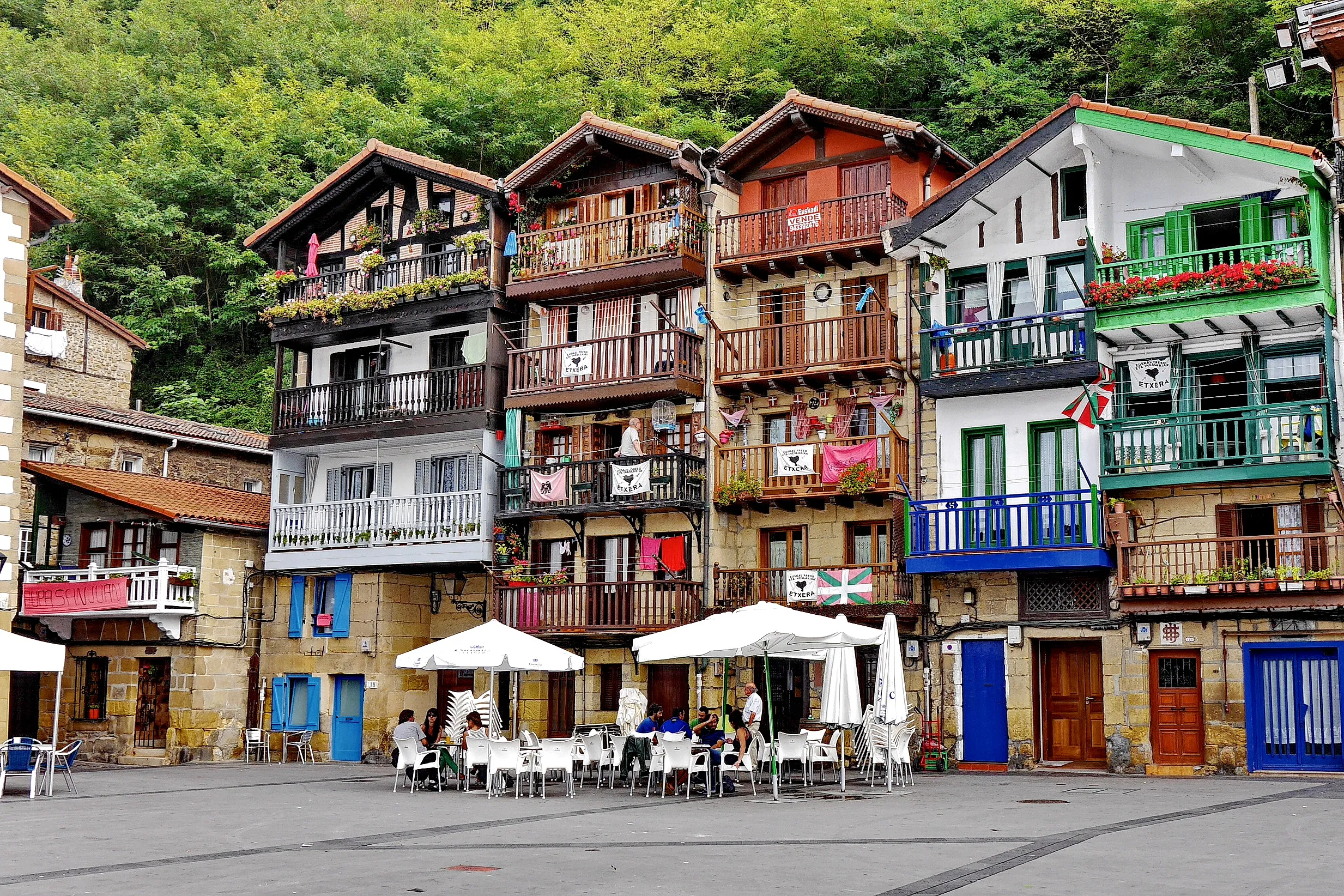Im Zentrum von Pasai Donibane (Pasajes de San Juan) an der baskischen Küste