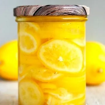 In Scheiben eingelegte Salzzitronen