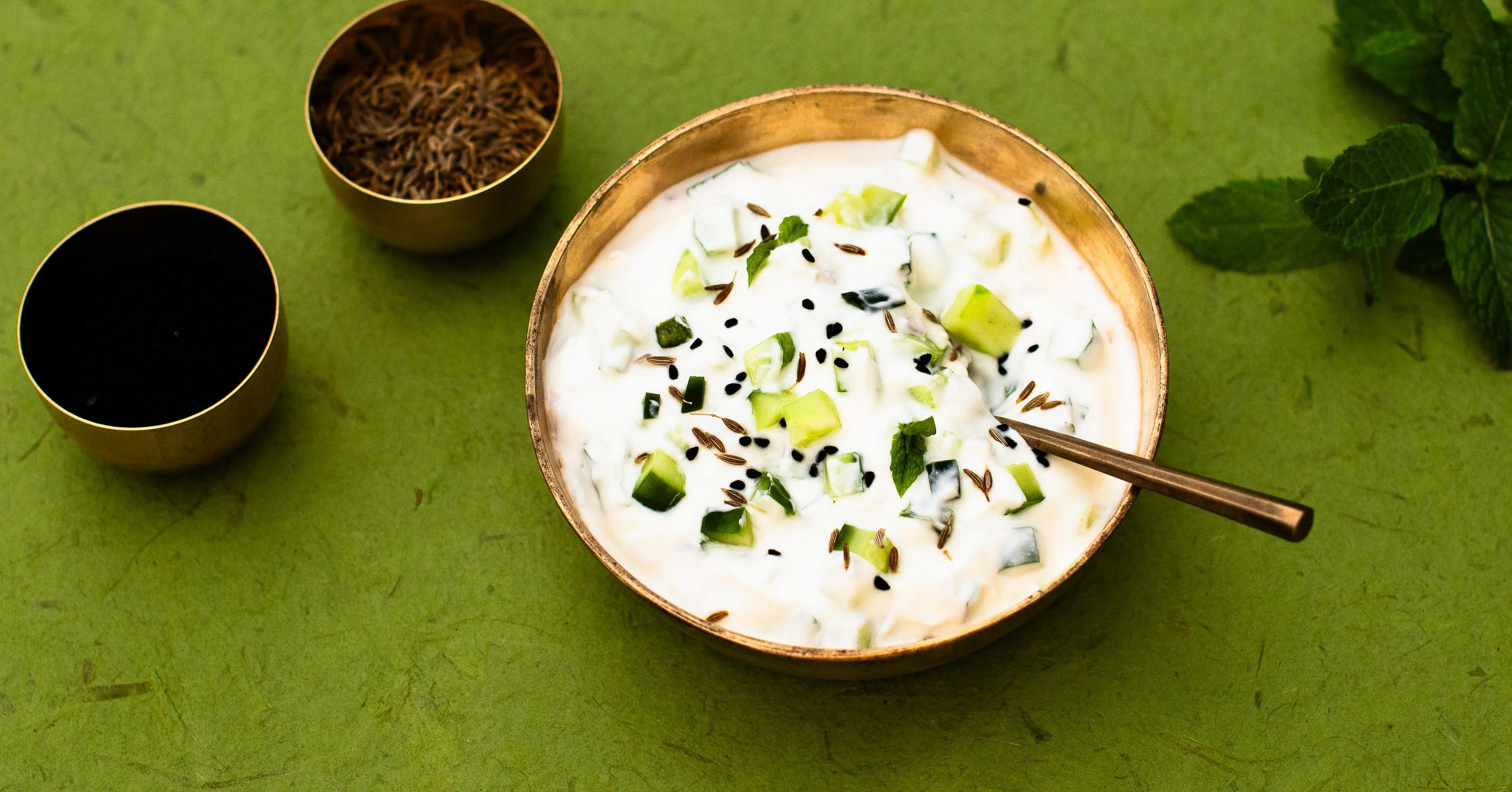 Indischer Raita Joghurt-Dip mit frischen Kräutern