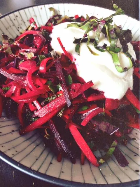 Indischer Salat mit Rote Bete, Karotten und kühlendem Joghurt, eine erfrischende Beilage für heiße Tage.