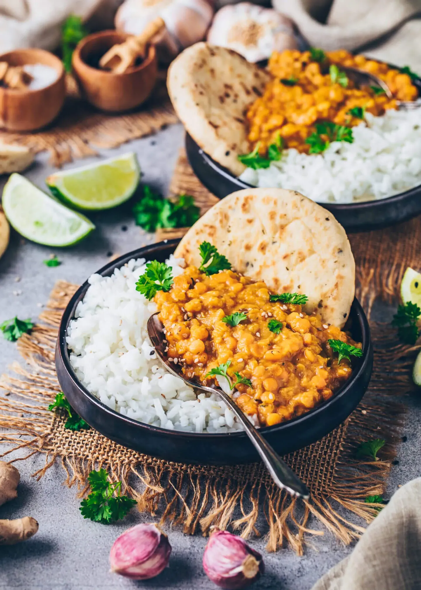 Indisches Linsen Dal mit Reis und Naan auf dem Tisch