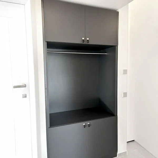 Individueller Nischenschrank mit eleganten Fenix Küchenfronten, perfekt in den Raum integriert