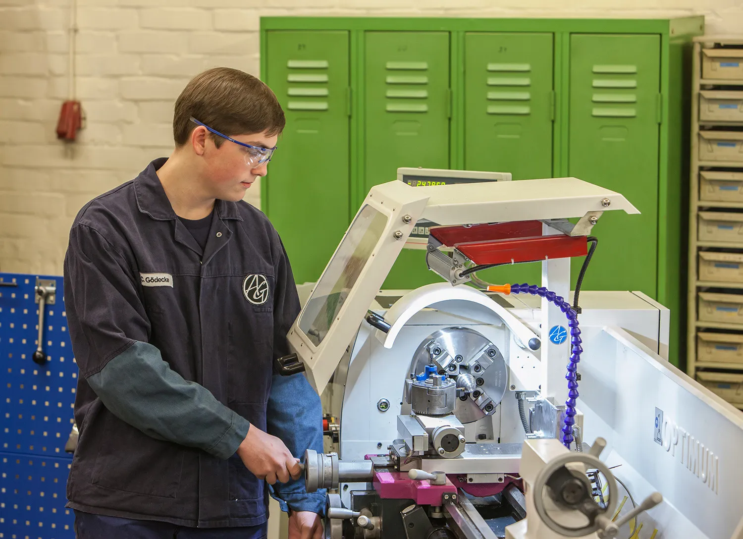 Industriemechaniker bei der Arbeit mit Werkzeugen