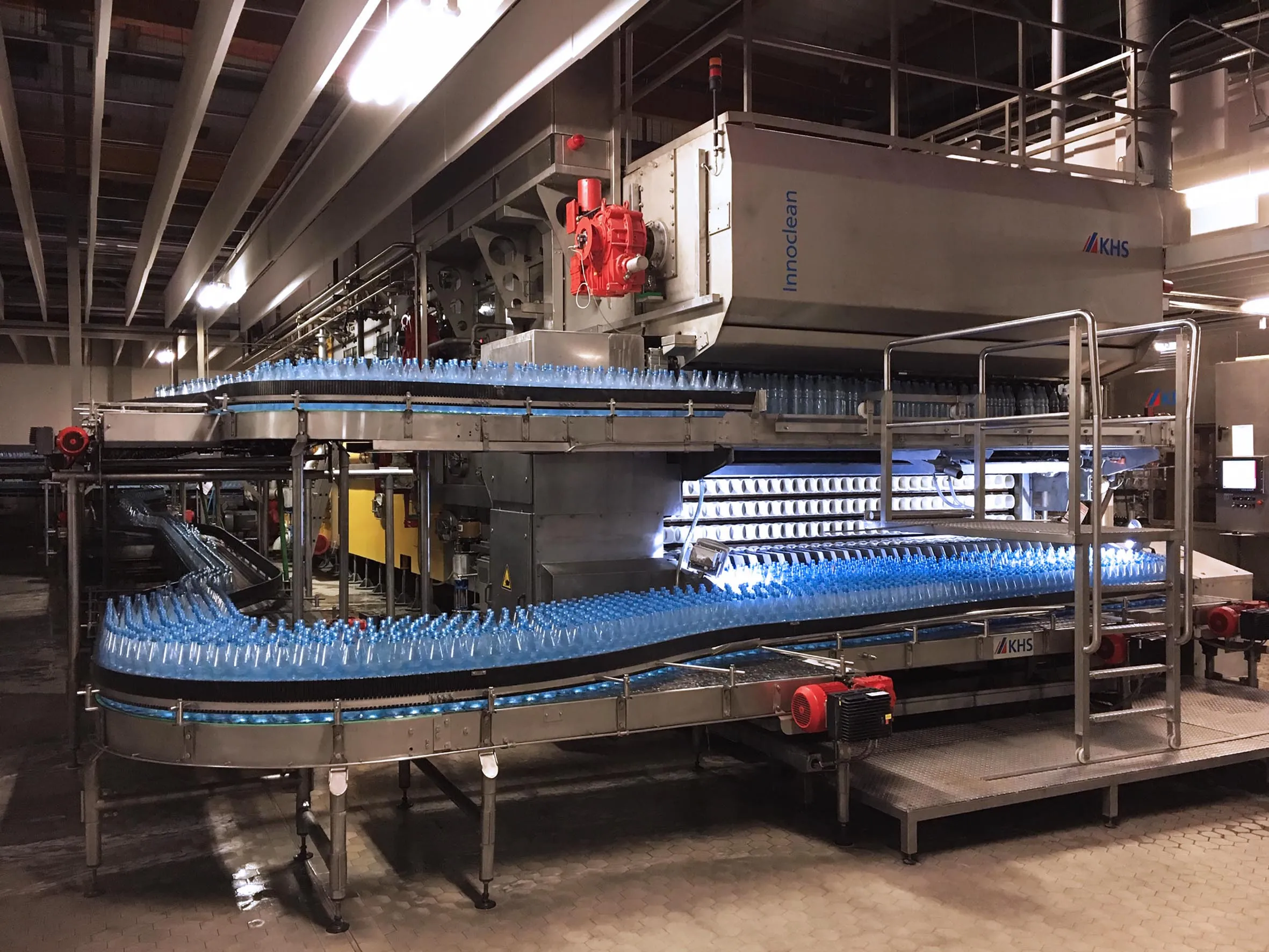 Industriemechanikerin bei der Überprüfung einer Produktionsanlage