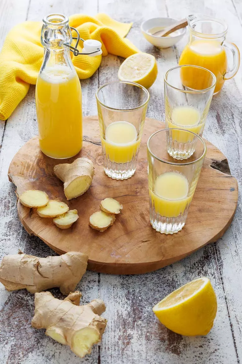 Ingwer Shot selbst gemacht in einer Glasflasche zur Aufbewahrung im Kühlschrank