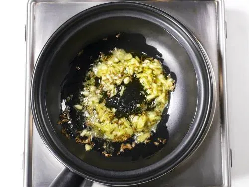 Ingwer und Knoblauch in Öl für das Dal Masala anbraten