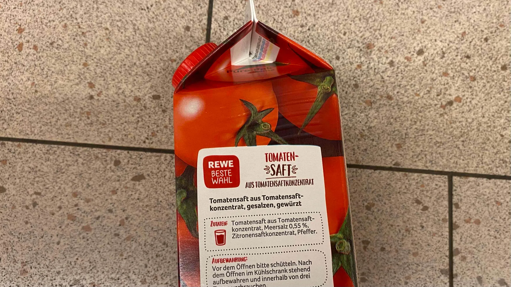Inhalts- und Aufbewahrungsangaben auf einem Tetrapack mit Rewe Beste Wahl Tomatensaft.
