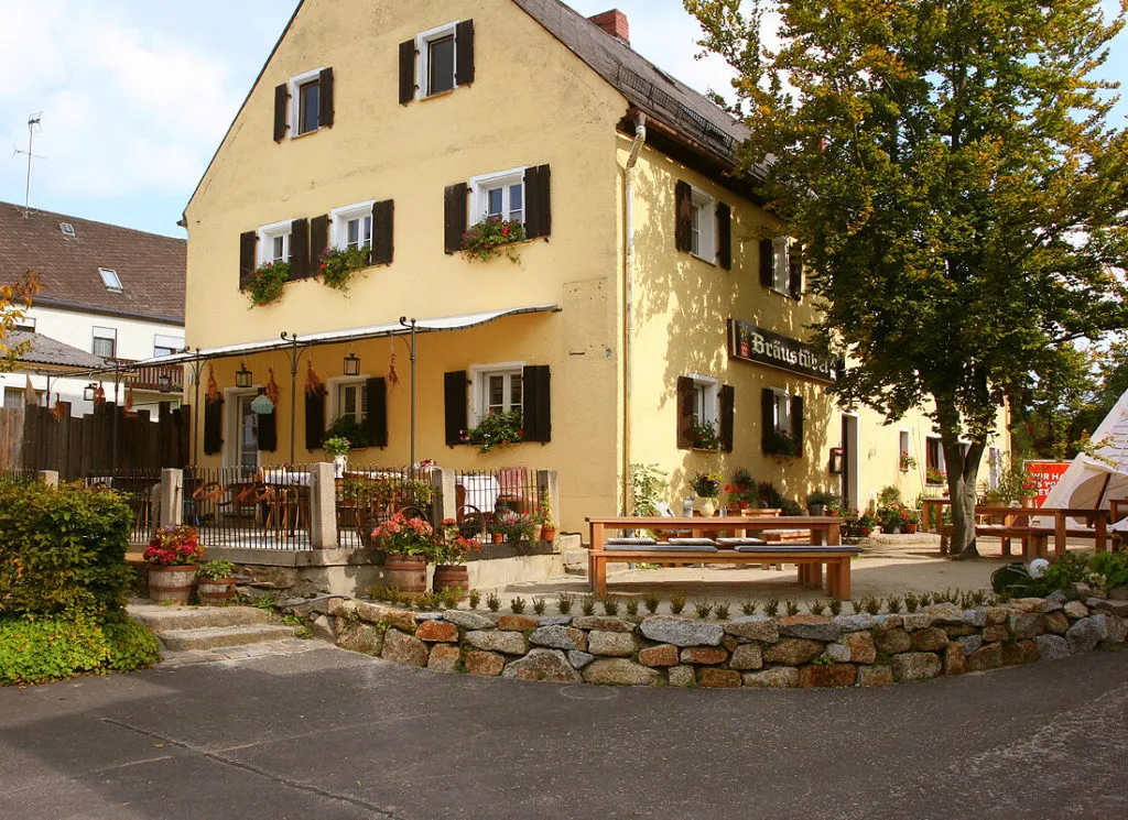 Innenansicht des Bräustüberl Schönbrunn mit gemütlicher Einrichtung und traditionellen Elementen