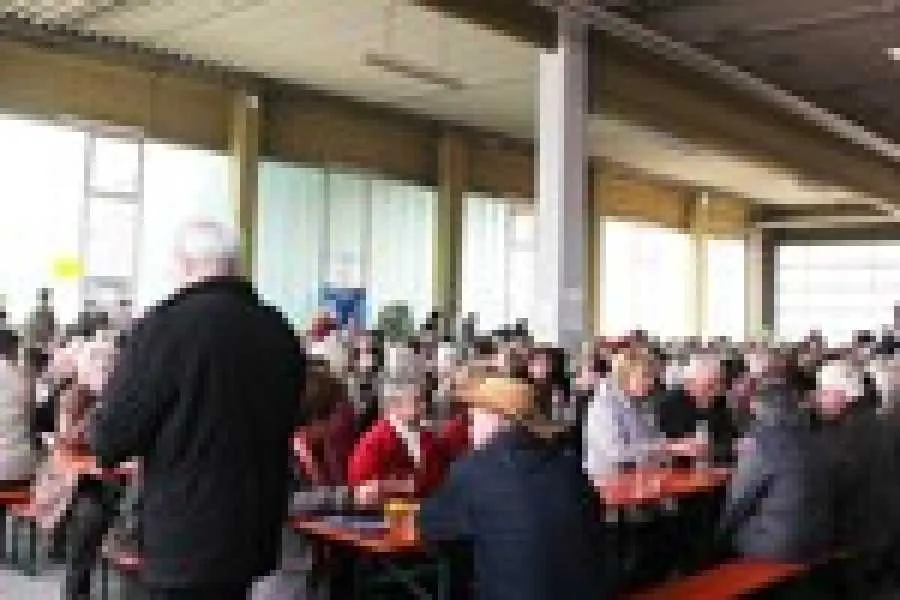 Innenansicht eines Bistrobus mit Tischen und Sitzen