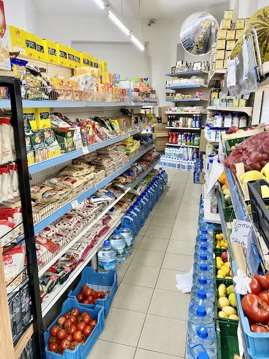 Innenansicht eines türkischen Supermarktes Kemal mit Regalen voller türkischer Spezialitäten, Gemüse und Lebensmittel