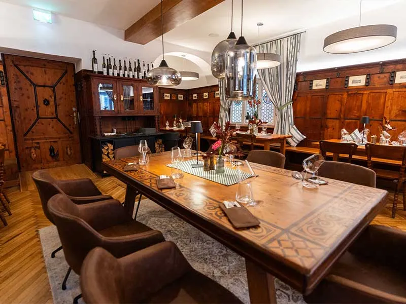 Innenansicht Stadtwirt Bruck mit modernem Interieur und traditionellen Elementen